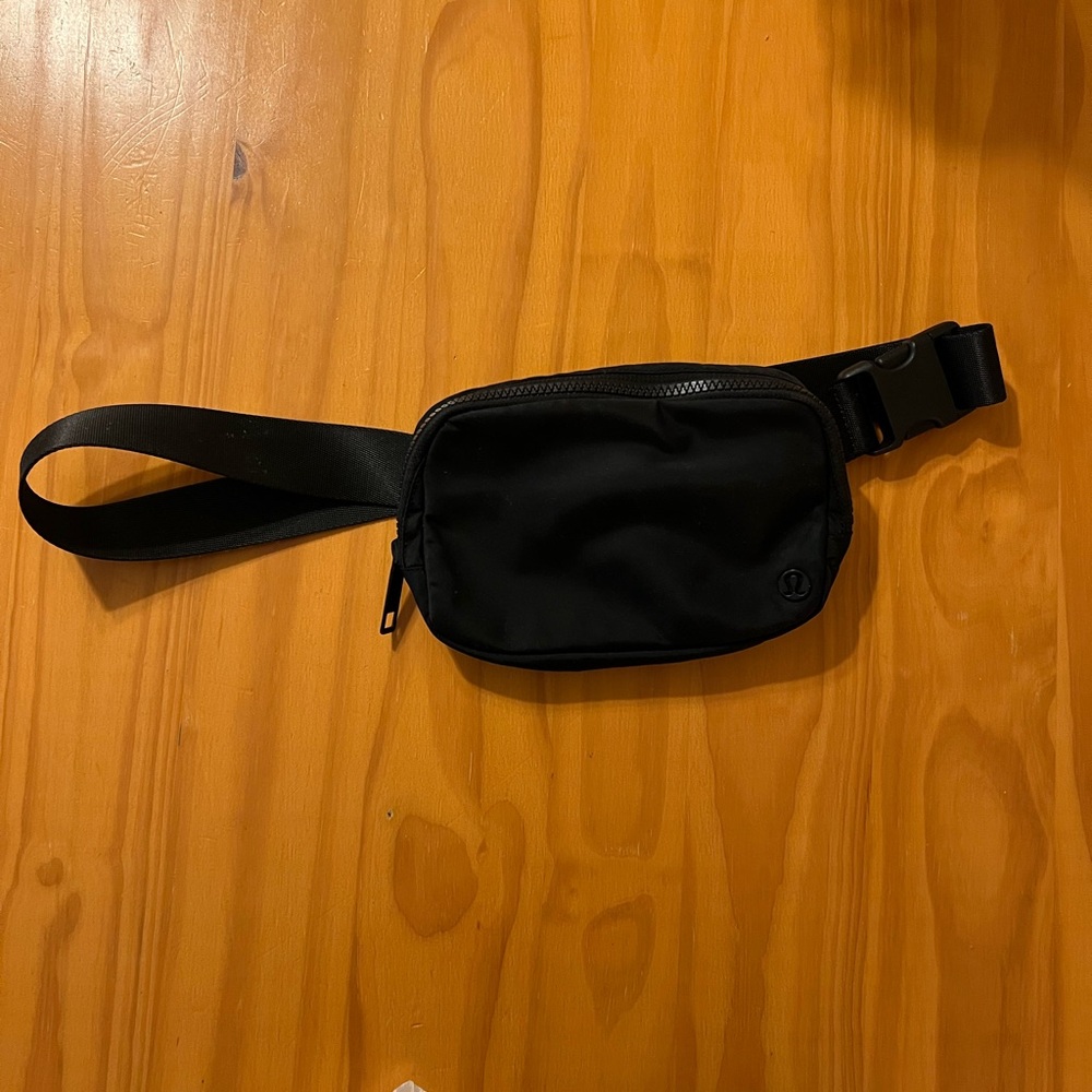 Lululemon Everywhere Belt Bag Black
